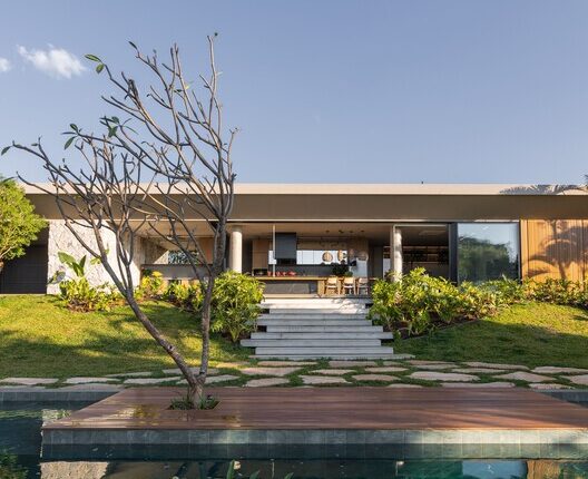 Embracing the View: The Design of MCZ House