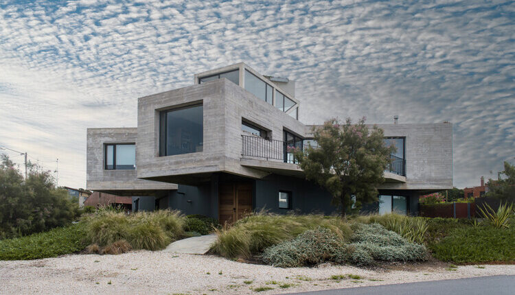 Crafting Mirador House: Embracing Panoramic Views in Mar del Plata, Argentina